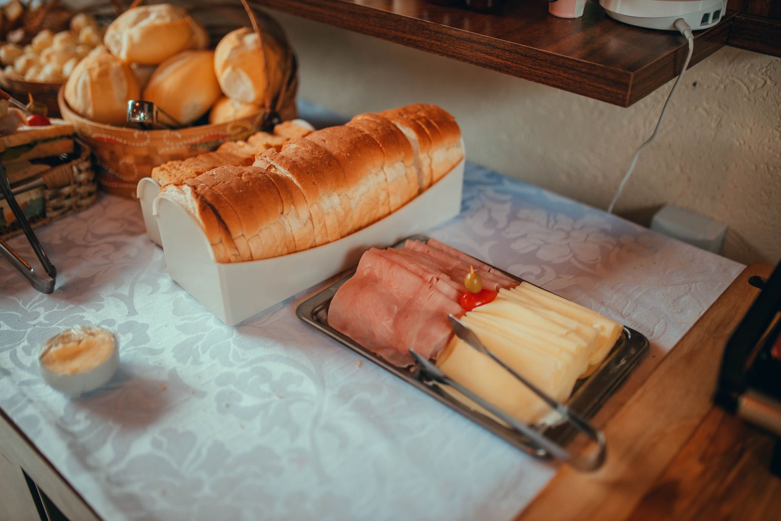 Mesa de pequeno-almoço com pão, queijo e fruta