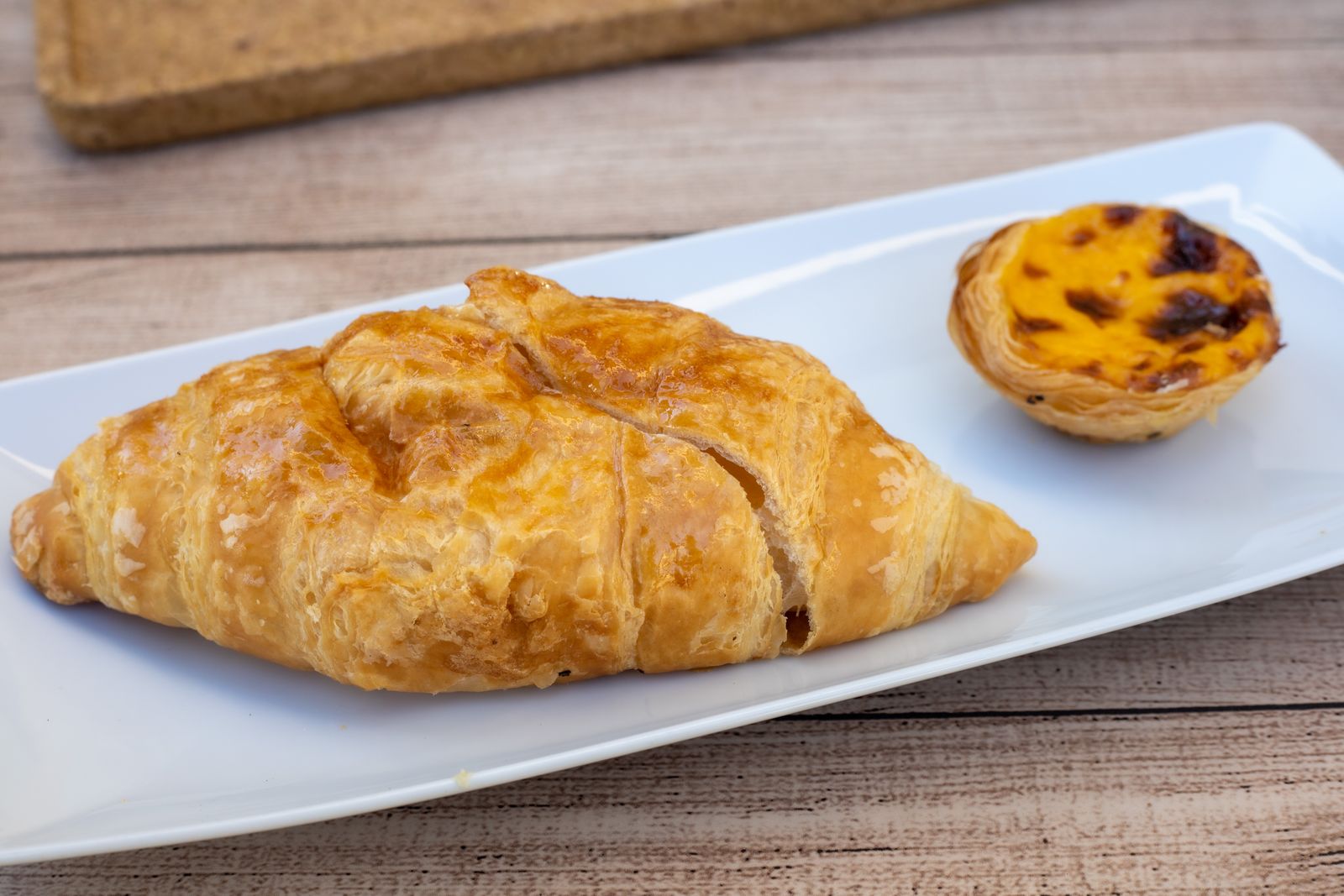 Pastel de nata e croissant num prato branco