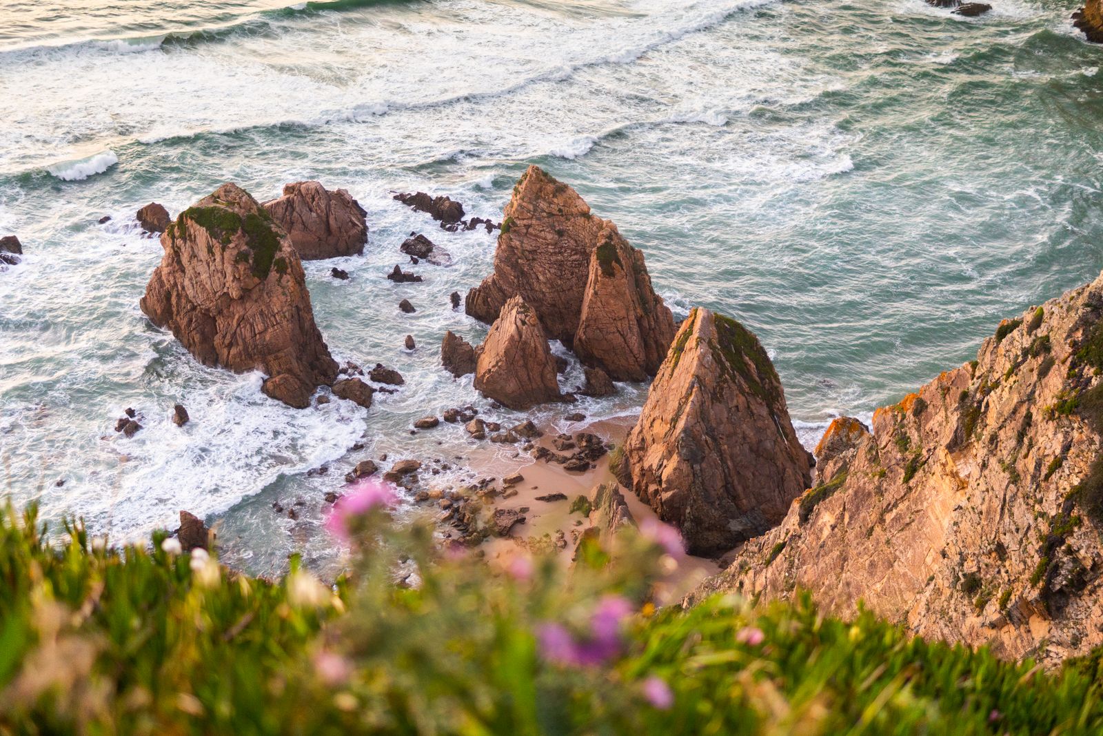 Formações rochosas na Praia da Ursa