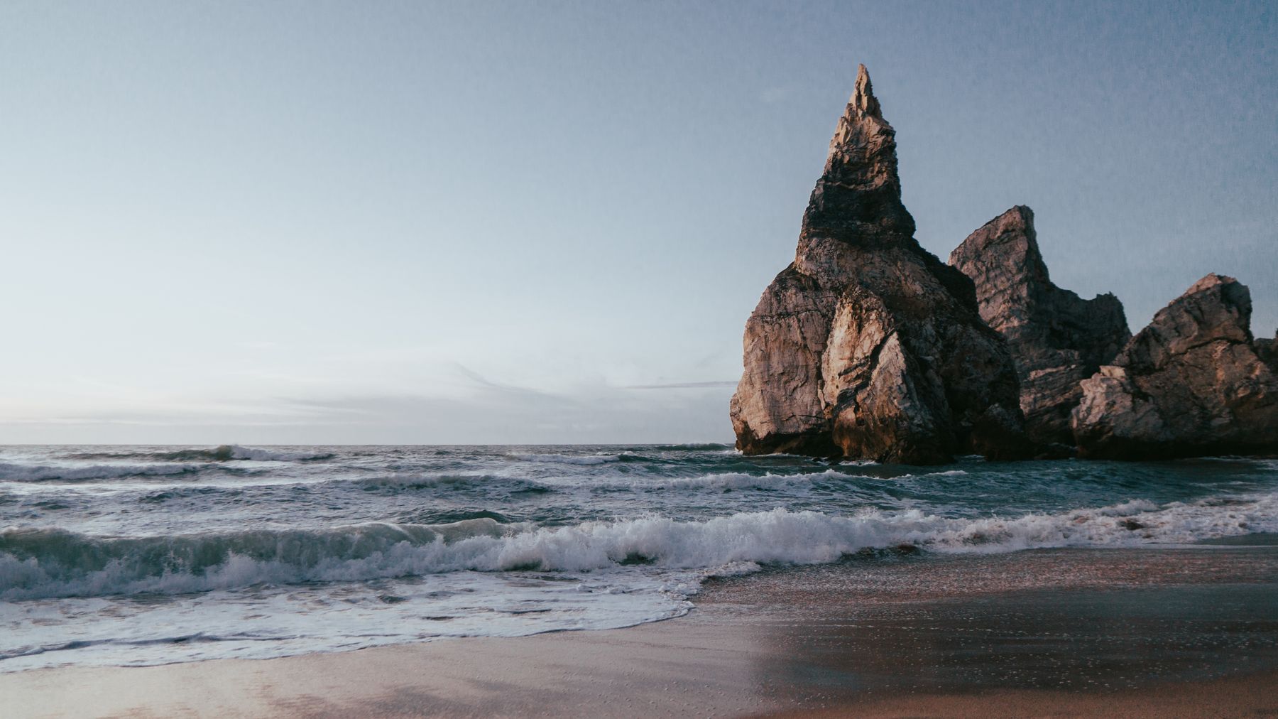 Praia e falésias na costa de Sintra
